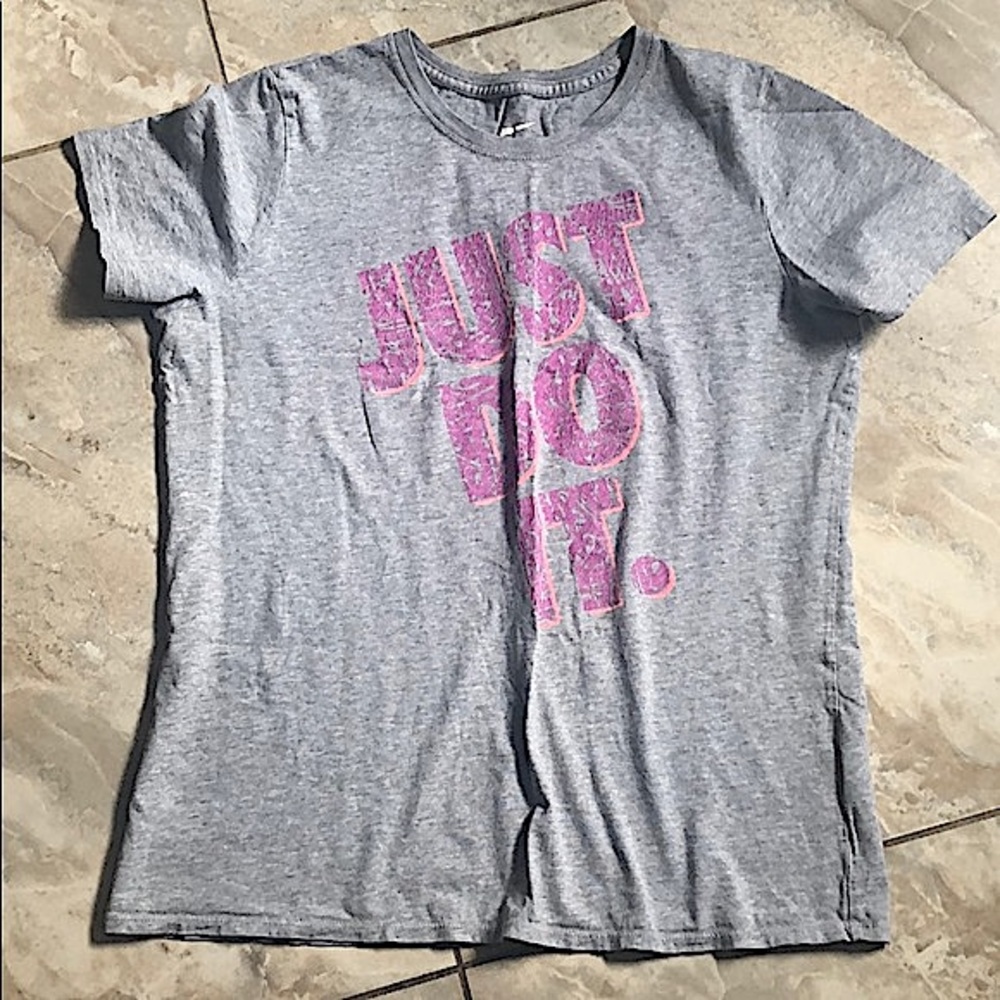The Nike Logo graphic tee in athletic cut for women